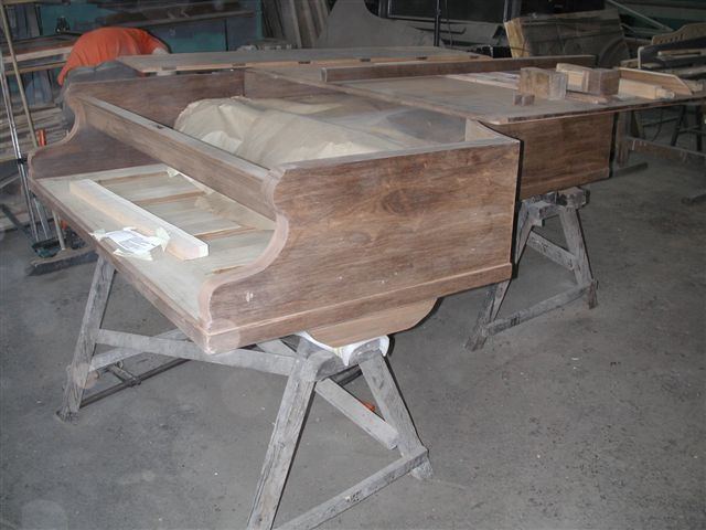Travail sur le meuble de piano