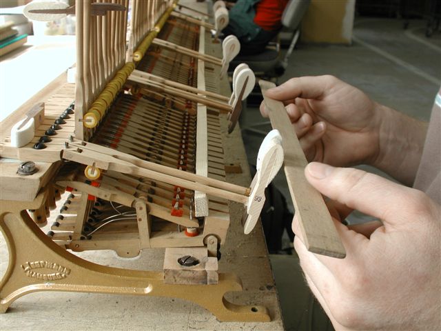 Collage de tetes de marteaux de piano