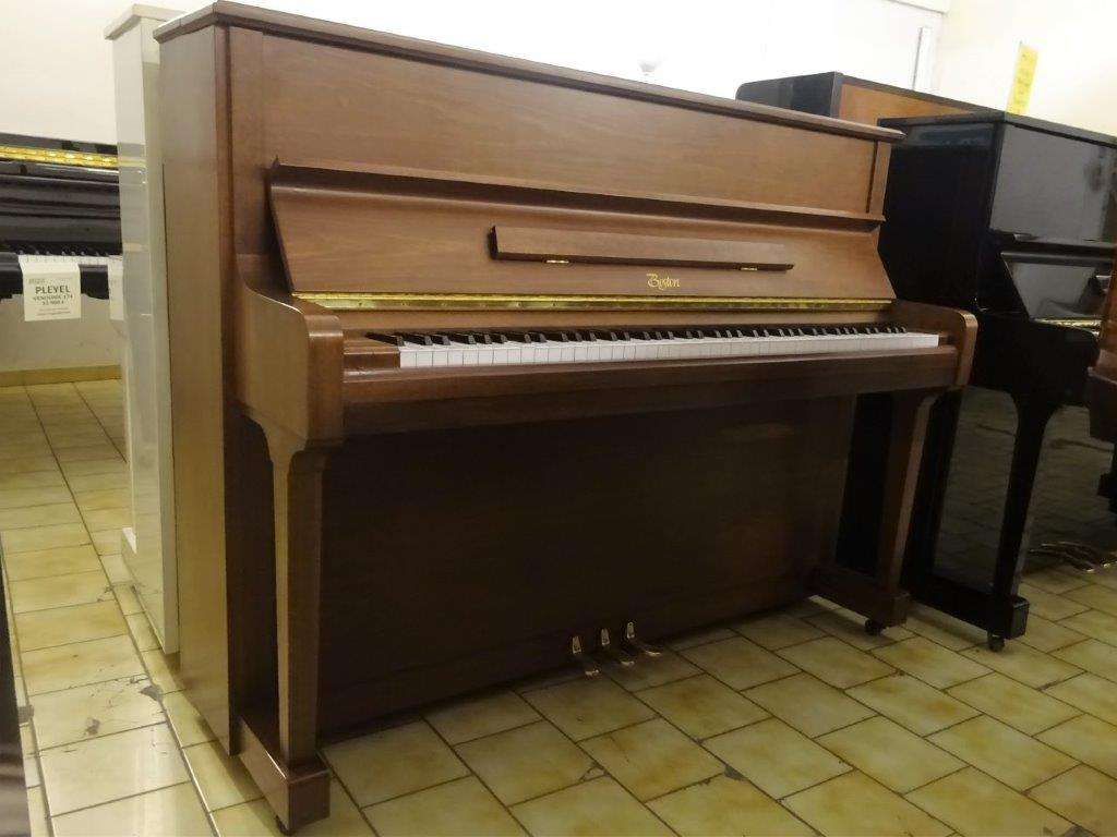 Piano droit BOSTON UP118 BY Steinway finition noyer satiné
