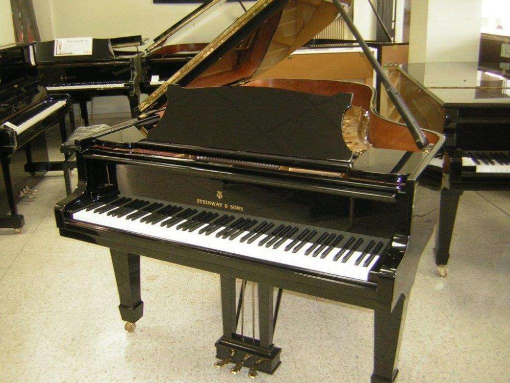 STEINWAY & SONS B211