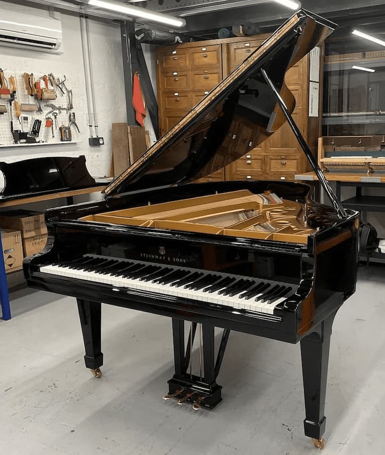 STEINWAY & SONS O noir brillant