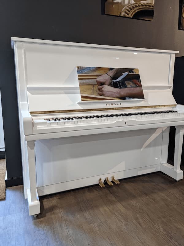 Piano droit Yamaha U1 d'occasion blanc - Pianos Juste