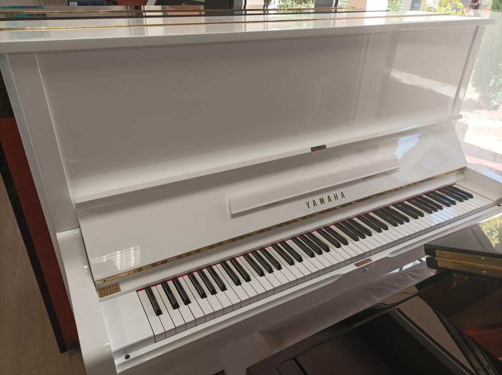 Rare YAMAHA U3 Blanc