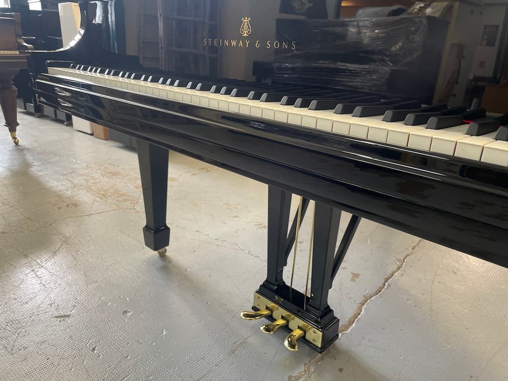 STEINWAY & SONS M170