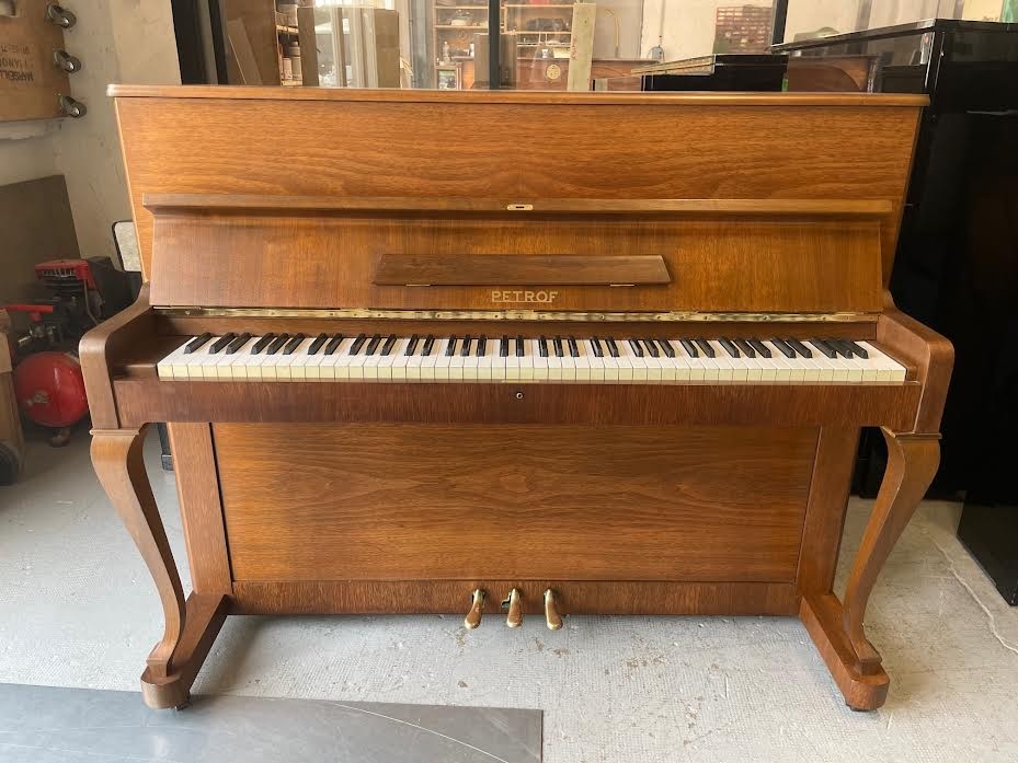 Piano droit PETROF P118  Chippendale