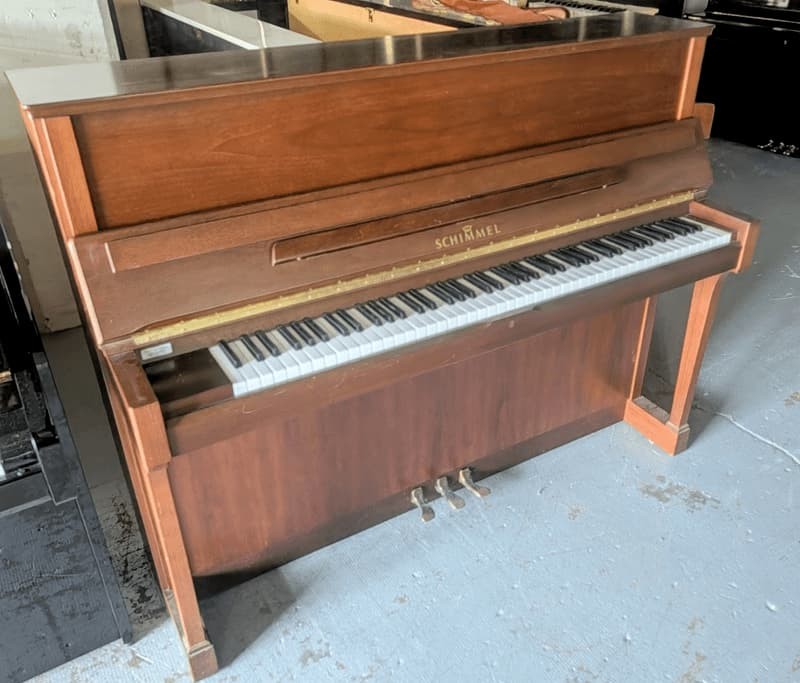 Piano droit SCHIMMEL 120T en noyer Piano droit SCHIMMEL 120T en noyer