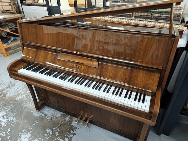 Piano droit d'occasion PLEYEL en noyer brillant