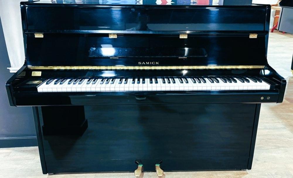 Tr&egrave;s bon piano droit d'&eacute;tude SAMICK 108 laqu&eacute; Noir