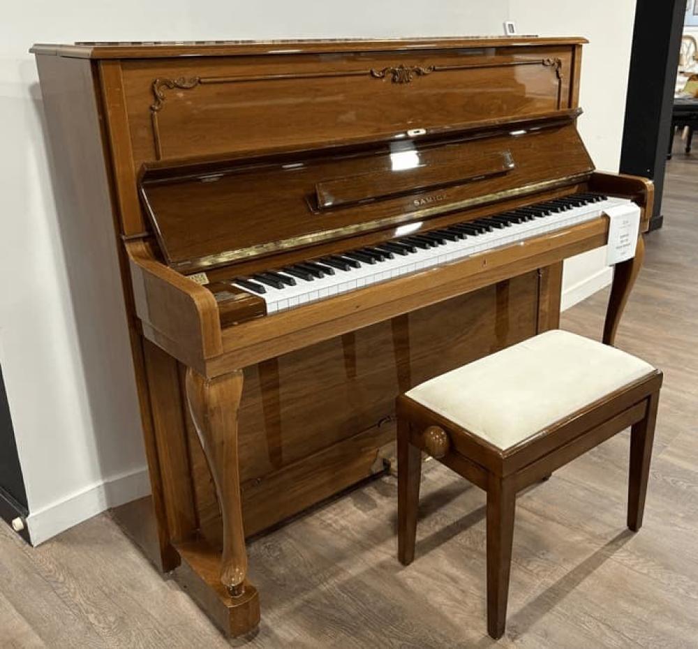 Piano droit SAMICK 118 noyer brillant pieds chippendale