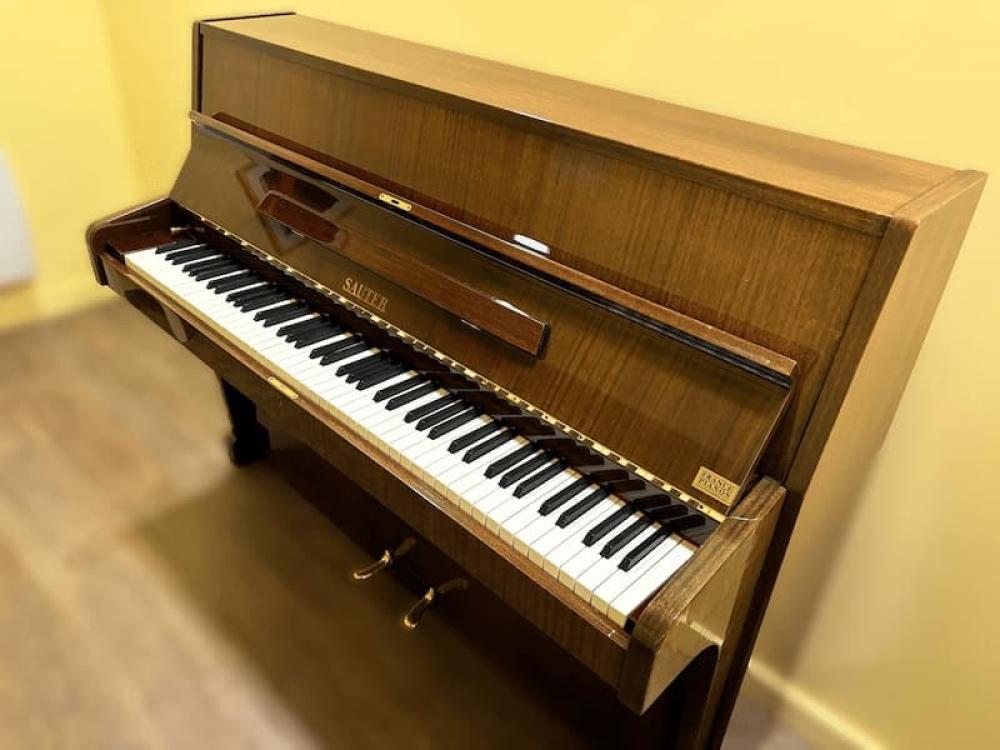 Piano droit SAUTER 110  88 notes, Tr&egrave;s jolis meuble verni noyer