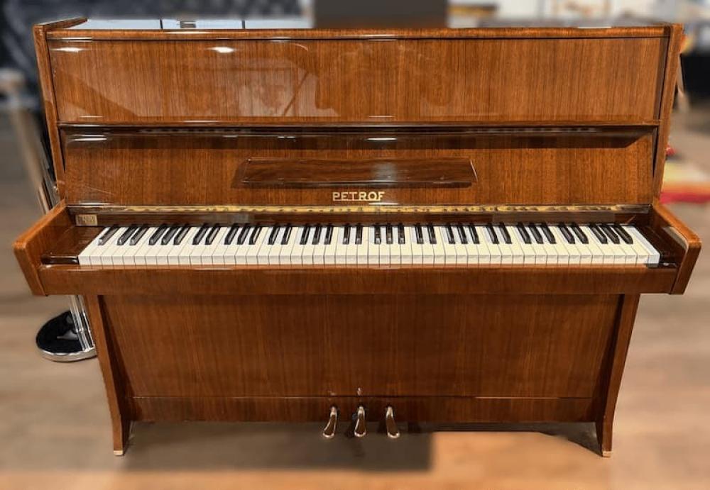 Piano droit PETROF P115