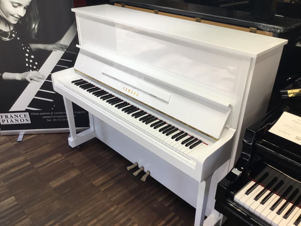 Piano droit exceptionnel d'occasion YAMAHA U10 laqu&eacute; Blanc