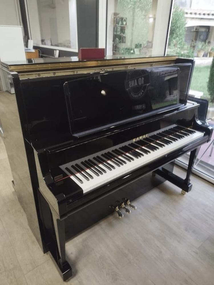 Piano droit d'occasion KAWAI K8. le mod&egrave;le haut de gamme de la s&eacute;rie K