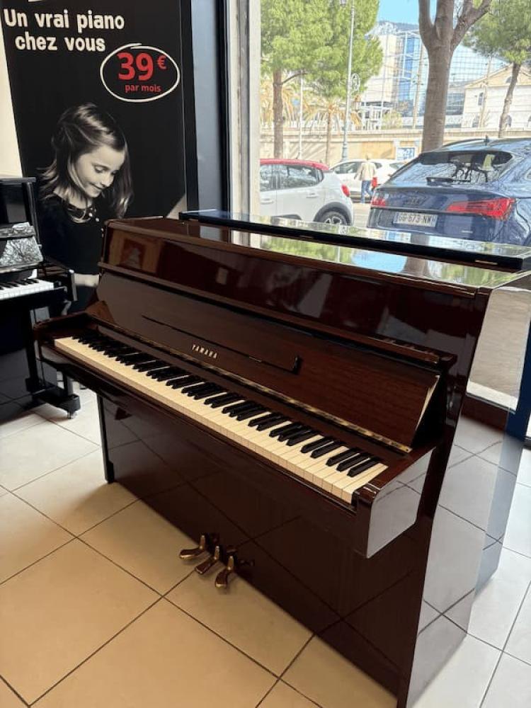 YAMAHA C108 MADE IN JAPAN en acajou brillant (rare ! )