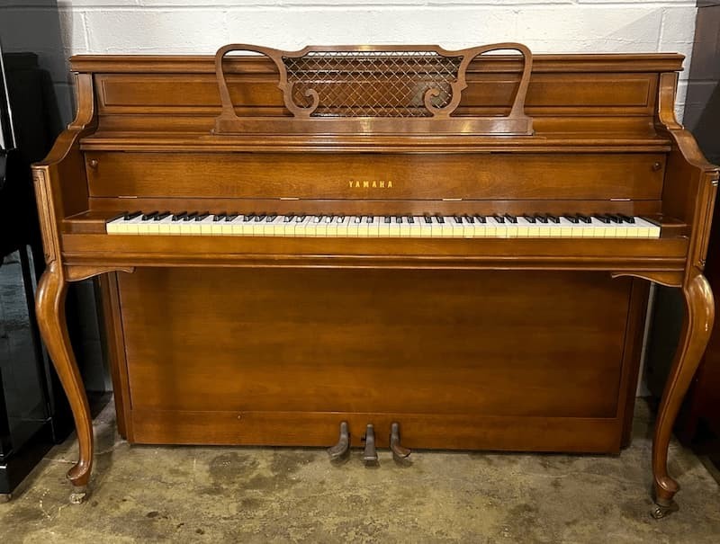 Piano droit d'&eacute;tude YAMAHA Spinet acajou cir&eacute;