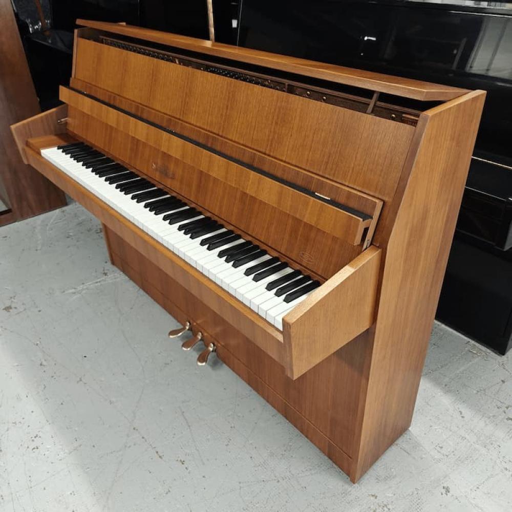 Piano droit d'occasion SCHIMMEL 109 avec grand pupitre  d'&eacute;tude