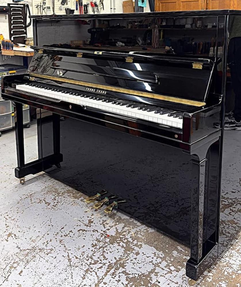 Piano droit d'occasion YOUNG CHANG E 118 Noir. Tr&egrave;s bon etat.1ere main