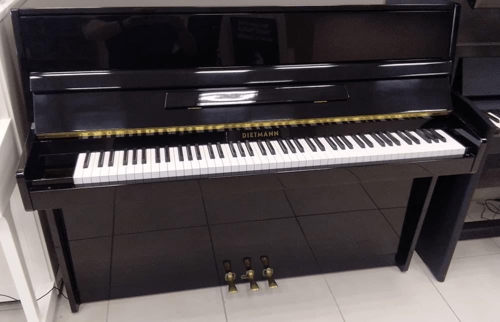 Bon piano droit d'&eacute;tude DIETMANN laqu&eacute; Noir