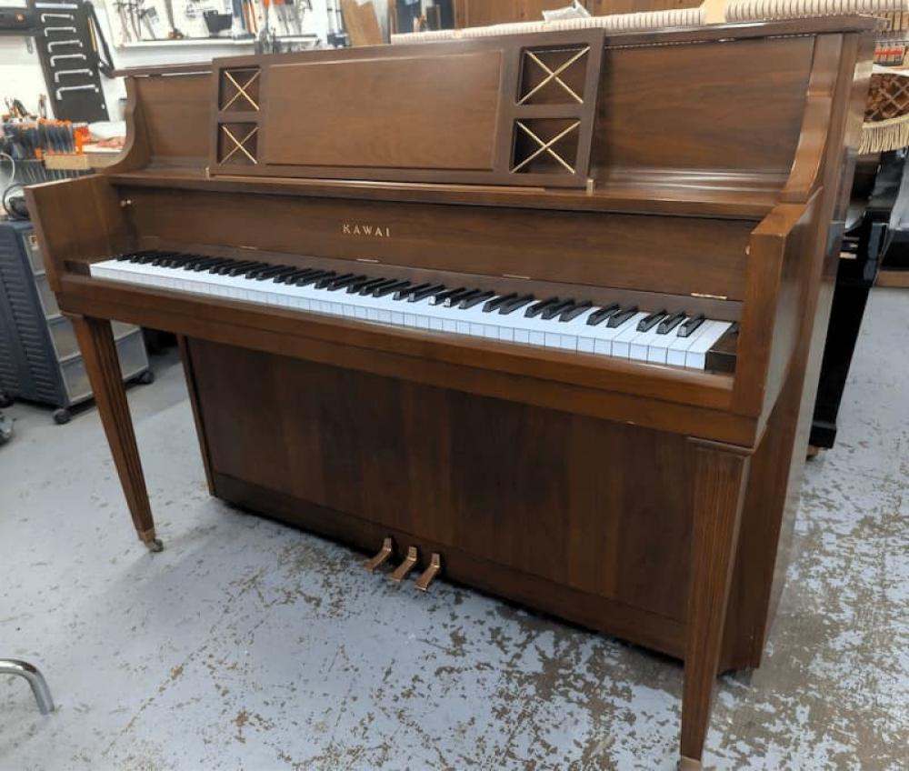 Piano droit d'occasion KAWAI 701 en noyer rustique